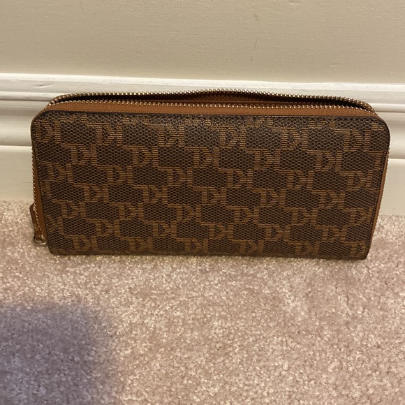 Karl Lagerfeld Crossbody and wallet. - Picture 7 of 8